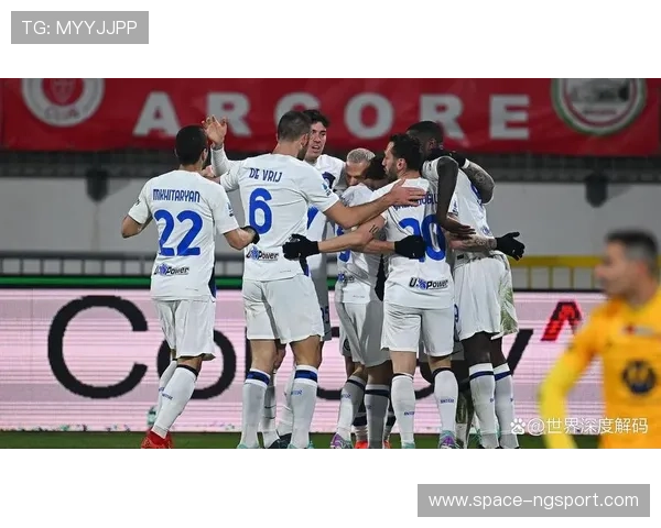 国际米兰球迷高唱助威歌曲,梅阿查球场气氛沸腾 国际米兰球迷高唱助威歌曲,梅阿查球场气氛沸腾